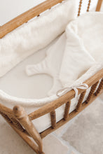 Charger l'image dans la galerie, Tour de couffin/ berceau
< img src =https://cdn.shopify.com/s/files/1/0264/4331/7284/files/TYPO_TYPO_TYPO_2020_f0ea7750-d775-4365-9ad6-22312b875fea.jpg?v=1609341423