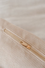 Charger l'image dans la galerie, Sac banane velours côtelé
< img src =https://cdn.shopify.com/s/files/1/0264/4331/7284/files/TYPO_TYPO_TYPO_2020_f0ea7750-d775-4365-9ad6-22312b875fea.jpg?v=1609341423