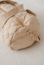 Charger l'image dans la galerie, Sac polochon matelassé (3 couleurs)
< img src =https://cdn.shopify.com/s/files/1/0264/4331/7284/files/TYPO_TYPO_TYPO_2020_f0ea7750-d775-4365-9ad6-22312b875fea.jpg?v=1609341423