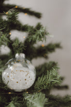 Charger l'image dans la galerie, Boule de Noël Ronde
< img src =https://cdn.shopify.com/s/files/1/0264/4331/7284/files/TYPO_TYPO_TYPO_2020_f0ea7750-d775-4365-9ad6-22312b875fea.jpg?v=1609341423