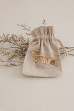 Charger l'image dans la galerie, Broche porte bonheur
< img src =https://cdn.shopify.com/s/files/1/0264/4331/7284/files/TYPO_TYPO_TYPO_2020_f0ea7750-d775-4365-9ad6-22312b875fea.jpg?v=1609341423