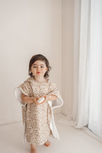 Charger l'image dans la galerie, Poncho de bain en gaze
< img src =https://cdn.shopify.com/s/files/1/0264/4331/7284/files/TYPO_TYPO_TYPO_2020_f0ea7750-d775-4365-9ad6-22312b875fea.jpg?v=1609341423