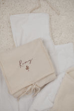 Charger l'image dans la galerie, Matelas à langer de voyage - Gaze ou lin
< img src =https://cdn.shopify.com/s/files/1/0264/4331/7284/files/TYPO_TYPO_TYPO_2020_f0ea7750-d775-4365-9ad6-22312b875fea.jpg?v=1609341423