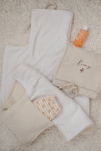 Charger l'image dans la galerie, Matelas à langer de voyage - Gaze ou lin
< img src =https://cdn.shopify.com/s/files/1/0264/4331/7284/files/TYPO_TYPO_TYPO_2020_f0ea7750-d775-4365-9ad6-22312b875fea.jpg?v=1609341423