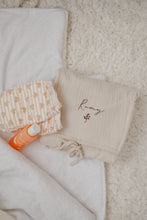 Charger l'image dans la galerie, Matelas à langer de voyage - Gaze ou lin
< img src =https://cdn.shopify.com/s/files/1/0264/4331/7284/files/TYPO_TYPO_TYPO_2020_f0ea7750-d775-4365-9ad6-22312b875fea.jpg?v=1609341423