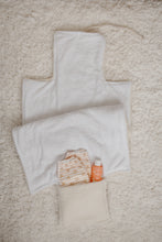 Charger l'image dans la galerie, Matelas à langer de voyage - Gaze ou lin
< img src =https://cdn.shopify.com/s/files/1/0264/4331/7284/files/TYPO_TYPO_TYPO_2020_f0ea7750-d775-4365-9ad6-22312b875fea.jpg?v=1609341423