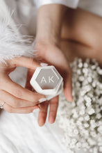 Charger l'image dans la galerie, Boite à alliances velours & miroir
< img src =https://cdn.shopify.com/s/files/1/0264/4331/7284/files/TYPO_TYPO_TYPO_2020_f0ea7750-d775-4365-9ad6-22312b875fea.jpg?v=1609341423