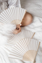 Charger l'image dans la galerie, Eventail + Pochette
< img src =https://cdn.shopify.com/s/files/1/0264/4331/7284/files/TYPO_TYPO_TYPO_2020_f0ea7750-d775-4365-9ad6-22312b875fea.jpg?v=1609341423