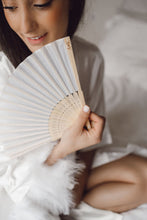 Charger l'image dans la galerie, Eventail + Pochette
< img src =https://cdn.shopify.com/s/files/1/0264/4331/7284/files/TYPO_TYPO_TYPO_2020_f0ea7750-d775-4365-9ad6-22312b875fea.jpg?v=1609341423