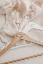 Charger l'image dans la galerie, Cintre bois adulte - Plusieurs coloris
< img src =https://cdn.shopify.com/s/files/1/0264/4331/7284/files/TYPO_TYPO_TYPO_2020_f0ea7750-d775-4365-9ad6-22312b875fea.jpg?v=1609341423