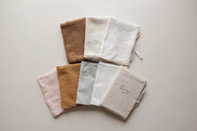 Charger l'image dans la galerie, Carnet de Santé Gaze de Coton - Plusieurs coloris
< img src =https://cdn.shopify.com/s/files/1/0264/4331/7284/files/TYPO_TYPO_TYPO_2020_f0ea7750-d775-4365-9ad6-22312b875fea.jpg?v=1609341423