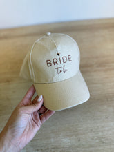 Charger l'image dans la galerie, Casquette - Collection EVJF/EVG
< img src =https://cdn.shopify.com/s/files/1/0264/4331/7284/files/TYPO_TYPO_TYPO_2020_f0ea7750-d775-4365-9ad6-22312b875fea.jpg?v=1609341423
