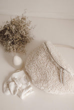 Charger l'image dans la galerie, Sac Banane moumoute XXL
< img src =https://cdn.shopify.com/s/files/1/0264/4331/7284/files/TYPO_TYPO_TYPO_2020_f0ea7750-d775-4365-9ad6-22312b875fea.jpg?v=1609341423