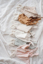 Charger l'image dans la galerie, Doudou "Gaze de coton"
< img src =https://cdn.shopify.com/s/files/1/0264/4331/7284/files/TYPO_TYPO_TYPO_2020_f0ea7750-d775-4365-9ad6-22312b875fea.jpg?v=1609341423