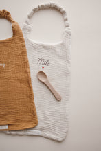 Charger l'image dans la galerie, Bavoir de cantine
< img src =https://cdn.shopify.com/s/files/1/0264/4331/7284/files/TYPO_TYPO_TYPO_2020_f0ea7750-d775-4365-9ad6-22312b875fea.jpg?v=1609341423