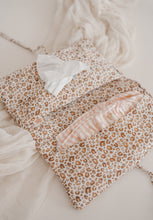 Charger l'image dans la galerie, Range couches - Gaze de coton/lin
< img src =https://cdn.shopify.com/s/files/1/0264/4331/7284/files/TYPO_TYPO_TYPO_2020_f0ea7750-d775-4365-9ad6-22312b875fea.jpg?v=1609341423