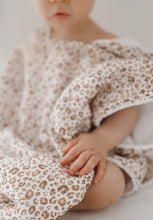 Charger l'image dans la galerie, Poncho de bain en gaze
< img src =https://cdn.shopify.com/s/files/1/0264/4331/7284/files/TYPO_TYPO_TYPO_2020_f0ea7750-d775-4365-9ad6-22312b875fea.jpg?v=1609341423