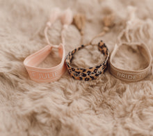 Charger l'image dans la galerie, Bracelet tissu - Plusieurs coloris
< img src =https://cdn.shopify.com/s/files/1/0264/4331/7284/files/TYPO_TYPO_TYPO_2020_f0ea7750-d775-4365-9ad6-22312b875fea.jpg?v=1609341423