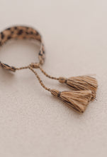 Charger l'image dans la galerie, Bracelet tissu - Plusieurs coloris
< img src =https://cdn.shopify.com/s/files/1/0264/4331/7284/files/TYPO_TYPO_TYPO_2020_f0ea7750-d775-4365-9ad6-22312b875fea.jpg?v=1609341423