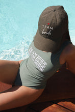 Charger l'image dans la galerie, Casquette - Collection EVJF/EVG
< img src =https://cdn.shopify.com/s/files/1/0264/4331/7284/files/TYPO_TYPO_TYPO_2020_f0ea7750-d775-4365-9ad6-22312b875fea.jpg?v=1609341423