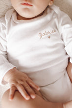 Charger l'image dans la galerie, Bodie bébé blanc - Manches courtes/longues
< img src =https://cdn.shopify.com/s/files/1/0264/4331/7284/files/TYPO_TYPO_TYPO_2020_f0ea7750-d775-4365-9ad6-22312b875fea.jpg?v=1609341423