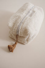 Charger l'image dans la galerie, Trousse "Moumoute" - 3 tailles disponibles
< img src =https://cdn.shopify.com/s/files/1/0264/4331/7284/files/TYPO_TYPO_TYPO_2020_f0ea7750-d775-4365-9ad6-22312b875fea.jpg?v=1609341423