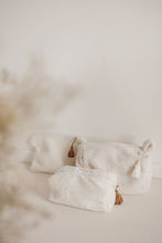 Charger l'image dans la galerie, Trousse "Moumoute" - 3 tailles disponibles
< img src =https://cdn.shopify.com/s/files/1/0264/4331/7284/files/TYPO_TYPO_TYPO_2020_f0ea7750-d775-4365-9ad6-22312b875fea.jpg?v=1609341423