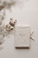 Charger l'image dans la galerie, Carnet de Santé Gaze de Coton - Plusieurs coloris
< img src =https://cdn.shopify.com/s/files/1/0264/4331/7284/files/TYPO_TYPO_TYPO_2020_f0ea7750-d775-4365-9ad6-22312b875fea.jpg?v=1609341423