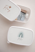 Charger l'image dans la galerie, Boîte à gouter (différents visuels aux choix)
< img src =https://cdn.shopify.com/s/files/1/0264/4331/7284/files/TYPO_TYPO_TYPO_2020_f0ea7750-d775-4365-9ad6-22312b875fea.jpg?v=1609341423