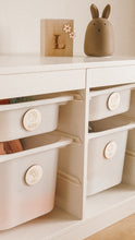 Charger l'image dans la galerie, Etiquette en bois meuble IKEA / Etiquette rangement jouet
< img src =https://cdn.shopify.com/s/files/1/0264/4331/7284/files/TYPO_TYPO_TYPO_2020_f0ea7750-d775-4365-9ad6-22312b875fea.jpg?v=1609341423