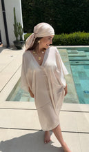 Charger l'image dans la galerie, Tunique de plage
< img src =https://cdn.shopify.com/s/files/1/0264/4331/7284/files/TYPO_TYPO_TYPO_2020_f0ea7750-d775-4365-9ad6-22312b875fea.jpg?v=1609341423