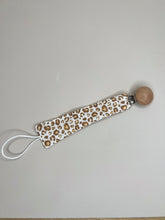 Charger l'image dans la galerie, Attache tétine - Gaze de coton
< img src =https://cdn.shopify.com/s/files/1/0264/4331/7284/files/TYPO_TYPO_TYPO_2020_f0ea7750-d775-4365-9ad6-22312b875fea.jpg?v=1609341423