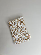 Charger l'image dans la galerie, Protège Passeport
< img src =https://cdn.shopify.com/s/files/1/0264/4331/7284/files/TYPO_TYPO_TYPO_2020_f0ea7750-d775-4365-9ad6-22312b875fea.jpg?v=1609341423