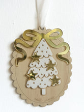 Charger l'image dans la galerie, Suspension Sapin de Noël - Famille
< img src =https://cdn.shopify.com/s/files/1/0264/4331/7284/files/TYPO_TYPO_TYPO_2020_f0ea7750-d775-4365-9ad6-22312b875fea.jpg?v=1609341423