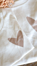 Charger l'image dans la galerie, Tee shirt beige "Famille"
< img src =https://cdn.shopify.com/s/files/1/0264/4331/7284/files/TYPO_TYPO_TYPO_2020_f0ea7750-d775-4365-9ad6-22312b875fea.jpg?v=1609341423