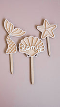Charger l'image dans la galerie, Cake Topper "Thème Sirène"
< img src =https://cdn.shopify.com/s/files/1/0264/4331/7284/files/TYPO_TYPO_TYPO_2020_f0ea7750-d775-4365-9ad6-22312b875fea.jpg?v=1609341423