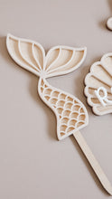 Charger l'image dans la galerie, Cake Topper "Thème Sirène"
< img src =https://cdn.shopify.com/s/files/1/0264/4331/7284/files/TYPO_TYPO_TYPO_2020_f0ea7750-d775-4365-9ad6-22312b875fea.jpg?v=1609341423