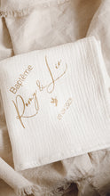 Charger l'image dans la galerie, Lange ivoire - Baptême
< img src =https://cdn.shopify.com/s/files/1/0264/4331/7284/files/TYPO_TYPO_TYPO_2020_f0ea7750-d775-4365-9ad6-22312b875fea.jpg?v=1609341423