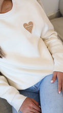 Charger l'image dans la galerie, Sweat beige "Collection Mama"
< img src =https://cdn.shopify.com/s/files/1/0264/4331/7284/files/TYPO_TYPO_TYPO_2020_f0ea7750-d775-4365-9ad6-22312b875fea.jpg?v=1609341423