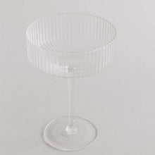 Charger l'image dans la galerie, Verre à champagne cœur gravure
< img src =https://cdn.shopify.com/s/files/1/0264/4331/7284/files/TYPO_TYPO_TYPO_2020_f0ea7750-d775-4365-9ad6-22312b875fea.jpg?v=1609341423