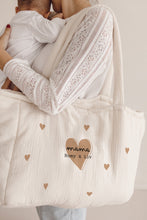 Charger l'image dans la galerie, Sac cabas "Collection Mama"
< img src =https://cdn.shopify.com/s/files/1/0264/4331/7284/files/TYPO_TYPO_TYPO_2020_f0ea7750-d775-4365-9ad6-22312b875fea.jpg?v=1609341423
