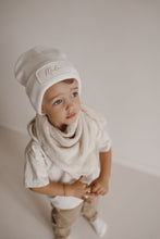 Charger l'image dans la galerie, Foulard Enfants/ Adultes - Plusieurs coloris
< img src =https://cdn.shopify.com/s/files/1/0264/4331/7284/files/TYPO_TYPO_TYPO_2020_f0ea7750-d775-4365-9ad6-22312b875fea.jpg?v=1609341423