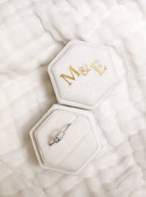 Charger l'image dans la galerie, Boite à alliances velours
< img src =https://cdn.shopify.com/s/files/1/0264/4331/7284/files/TYPO_TYPO_TYPO_2020_f0ea7750-d775-4365-9ad6-22312b875fea.jpg?v=1609341423