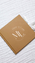 Charger l'image dans la galerie, Livre d'or kraft ruban
< img src =https://cdn.shopify.com/s/files/1/0264/4331/7284/files/TYPO_TYPO_TYPO_2020_f0ea7750-d775-4365-9ad6-22312b875fea.jpg?v=1609341423
