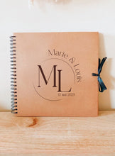 Charger l'image dans la galerie, Livre d'or spirales - Plusieurs tailles
< img src =https://cdn.shopify.com/s/files/1/0264/4331/7284/files/TYPO_TYPO_TYPO_2020_f0ea7750-d775-4365-9ad6-22312b875fea.jpg?v=1609341423