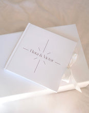 Charger l'image dans la galerie, Livre d'or Blanc Ruban - Plusieurs formats
< img src =https://cdn.shopify.com/s/files/1/0264/4331/7284/files/TYPO_TYPO_TYPO_2020_f0ea7750-d775-4365-9ad6-22312b875fea.jpg?v=1609341423