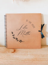 Charger l'image dans la galerie, Livre d'or spirales - Plusieurs tailles
< img src =https://cdn.shopify.com/s/files/1/0264/4331/7284/files/TYPO_TYPO_TYPO_2020_f0ea7750-d775-4365-9ad6-22312b875fea.jpg?v=1609341423