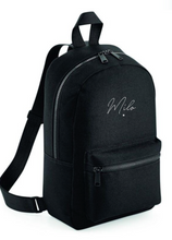 Charger l'image dans la galerie, Sac à dos - Plusieurs coloris
< img src =https://cdn.shopify.com/s/files/1/0264/4331/7284/files/TYPO_TYPO_TYPO_2020_f0ea7750-d775-4365-9ad6-22312b875fea.jpg?v=1609341423