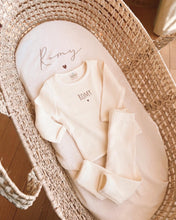 Charger l'image dans la galerie, Couverture à volants
< img src =https://cdn.shopify.com/s/files/1/0264/4331/7284/files/TYPO_TYPO_TYPO_2020_f0ea7750-d775-4365-9ad6-22312b875fea.jpg?v=1609341423