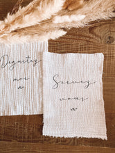 Charger l'image dans la galerie, Affiche gaze de coton
< img src =https://cdn.shopify.com/s/files/1/0264/4331/7284/files/TYPO_TYPO_TYPO_2020_f0ea7750-d775-4365-9ad6-22312b875fea.jpg?v=1609341423